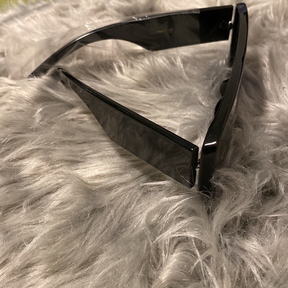 Basic Black but Sexy - Picture 2 of 3